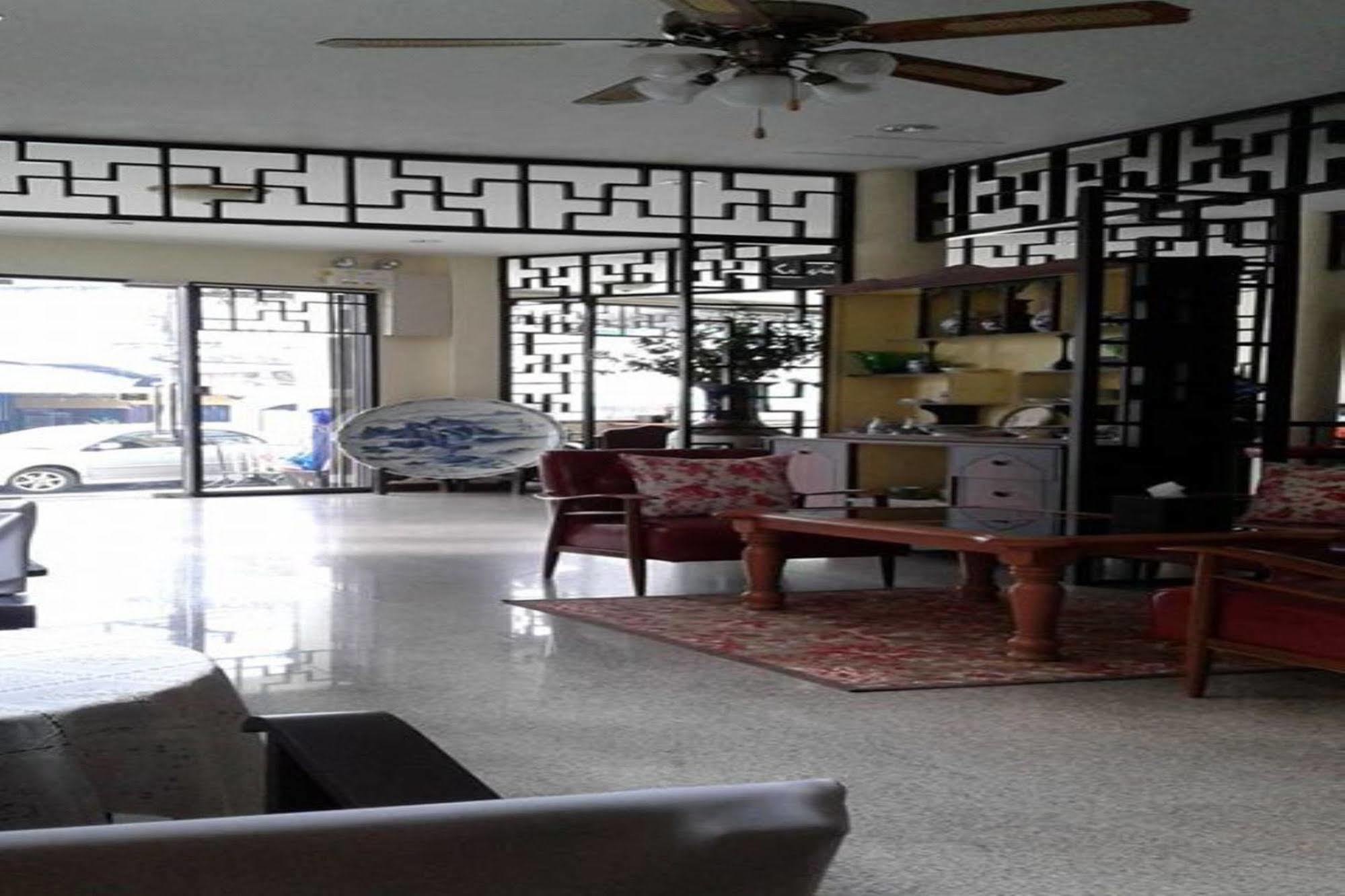 Srisomboon Hostel Trang Kültér fotó